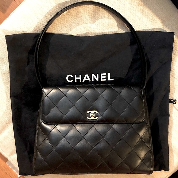 CHANEL double loop in smooth leather and gold hardware - Picture 2 of 12